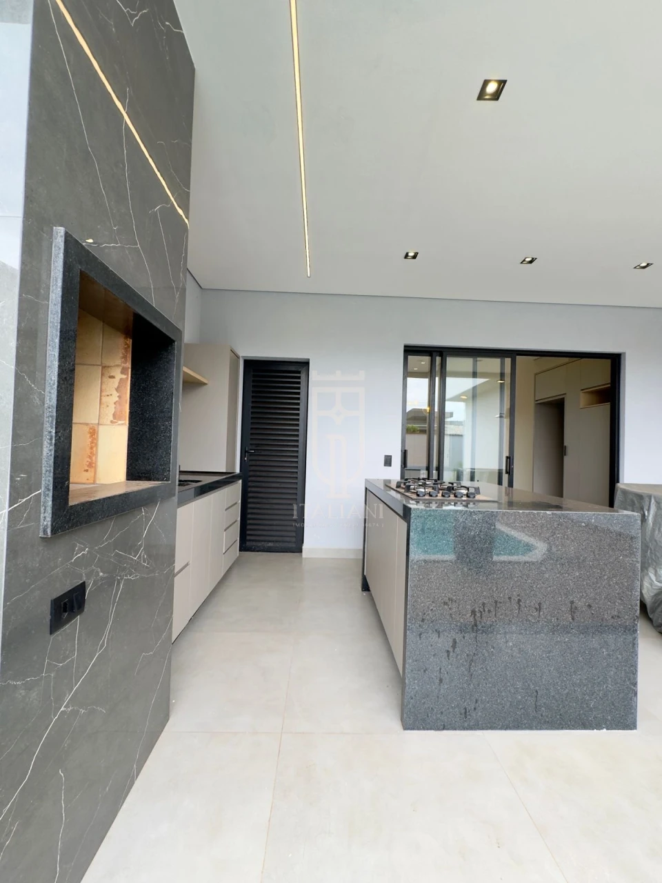 Imagens do imóveis Casa Térrea Em Condomínio com 3 Suítes E Piscina