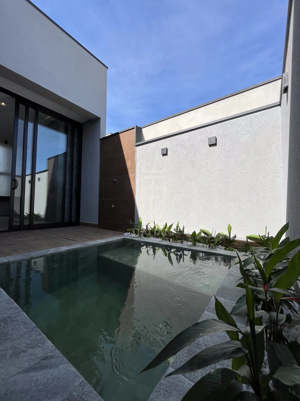 Imagens do imóveis Casa Térrea Com Pé Direito Alto E Piscina Alto Padrão