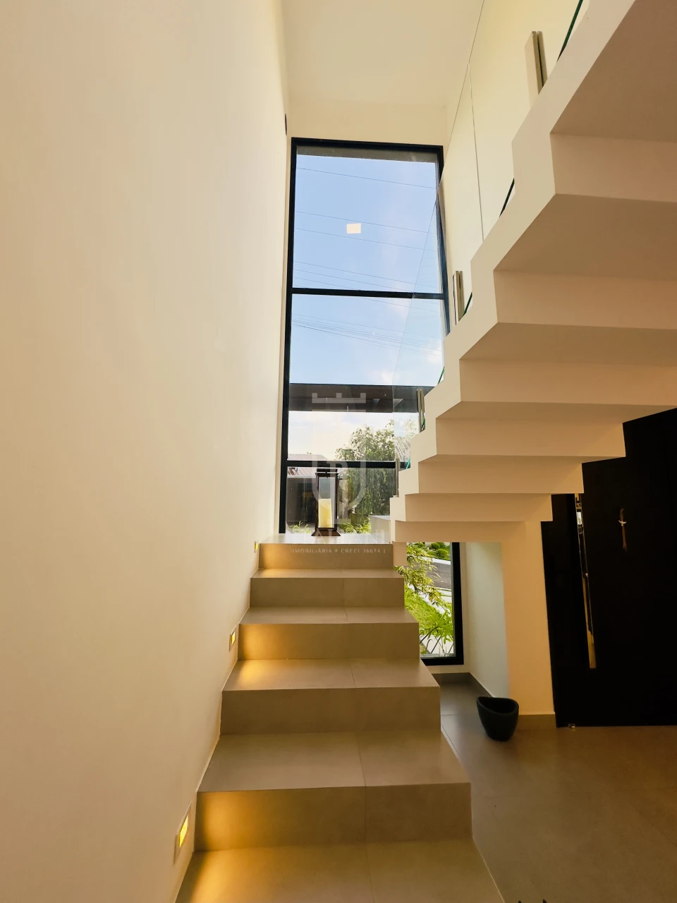 Imagens do imóveis Casa De Alto Padrão Com 4 Suítes E Piscina Em Condomínio