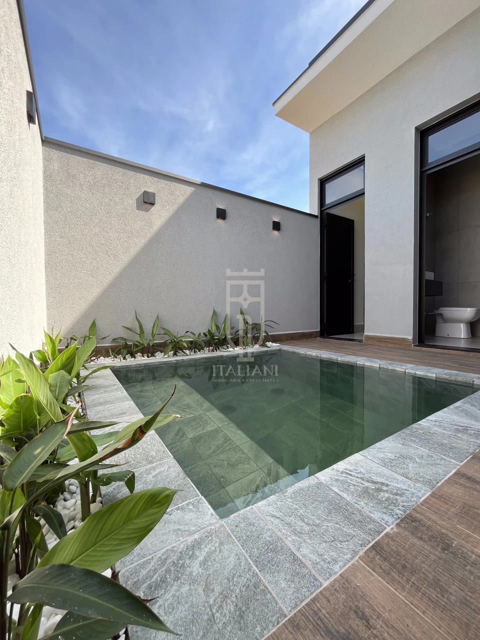 Imagens do imóveis Casa Térrea Com Pé Direito Alto E Piscina Alto Padrão