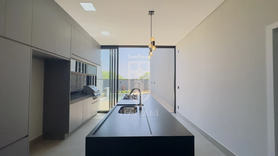 Imagens do imóveis Casa Nova com Três Suítes e Piscina no Condomínio Portal Do Lago à Venda em Mogi Mirim