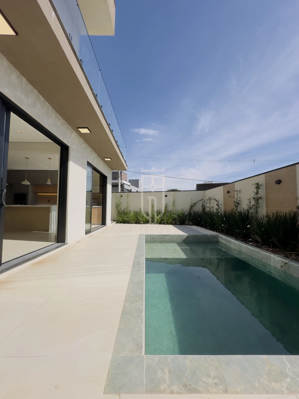 Imagens do imóveis Casa Com 3 Suítes E Area De Lazer Com Piscina No Morro Vermelho 2