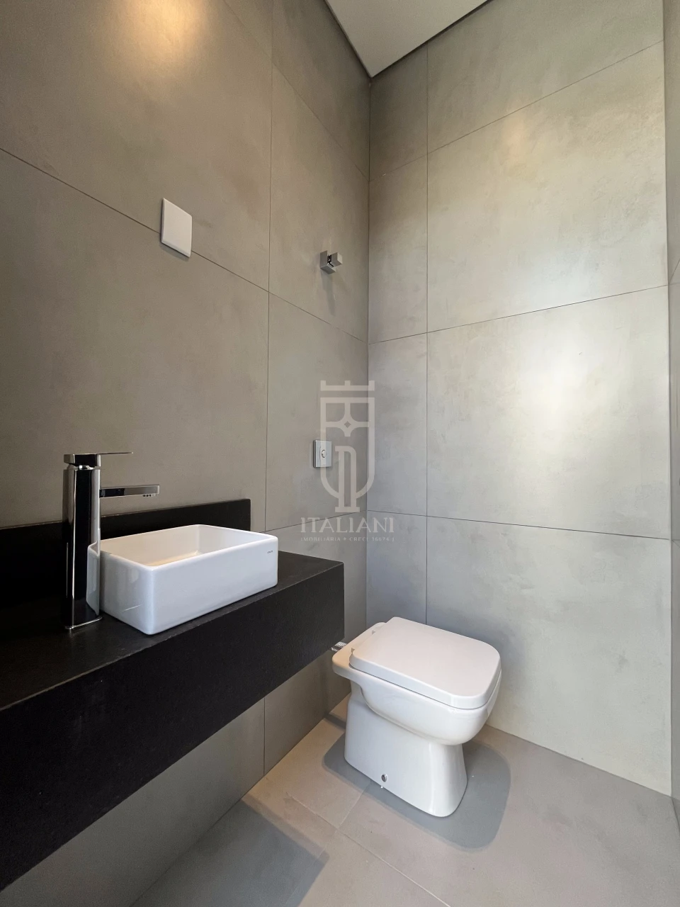 Imagens do imóveis Casa Térrea Com Pé Direito Alto E Piscina Alto Padrão