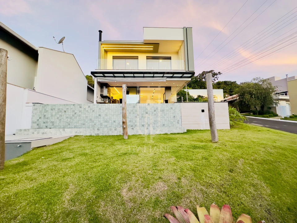 Imagens do imóveis Casa De Alto Padrão Com 4 Suítes E Piscina Em Condomínio