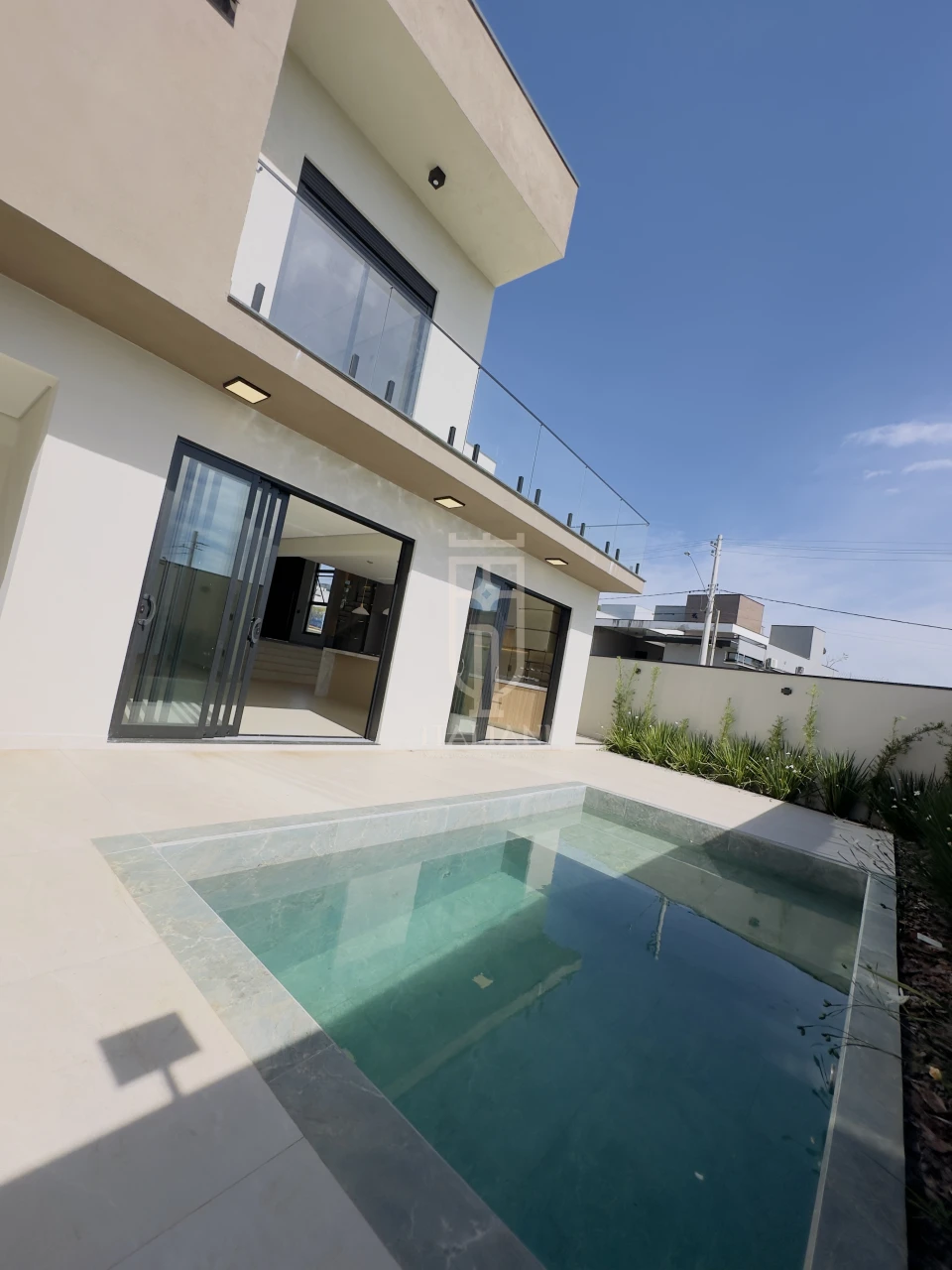 Imagens do imóveis Casa Com 3 Suítes E Area De Lazer Com Piscina No Morro Vermelho 2