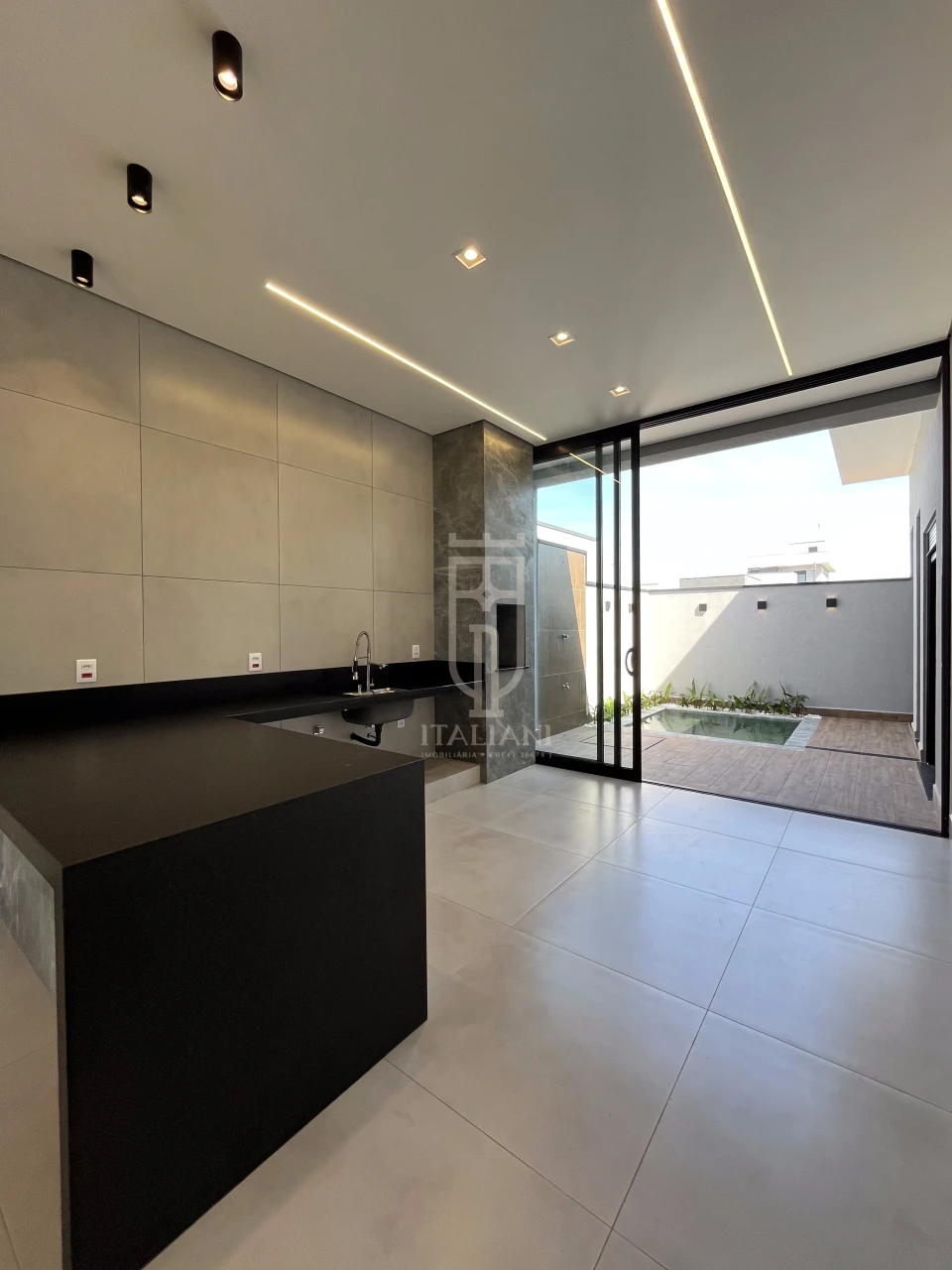 Imagens do imóveis Casa Térrea Com Pé Direito Alto E Piscina Alto Padrão