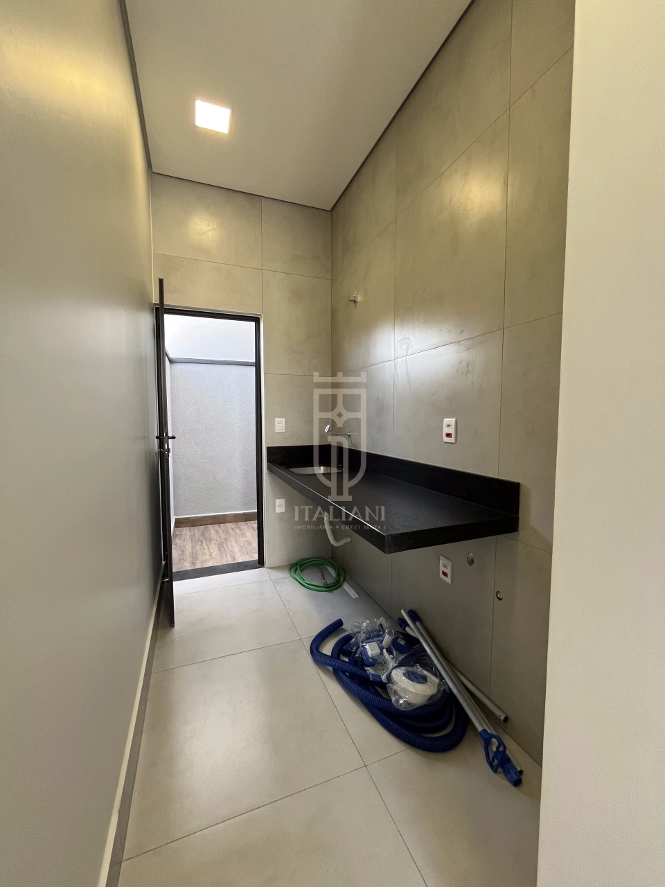 Imagens do imóveis Casa Térrea Com Pé Direito Alto E Piscina Alto Padrão