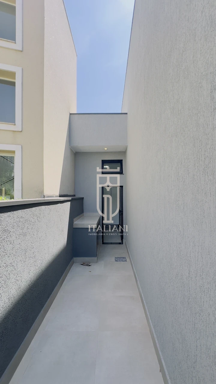 Imagens do imóveis Casa Nova com Três Suítes e Piscina no Condomínio Portal Do Lago à Venda em Mogi Mirim