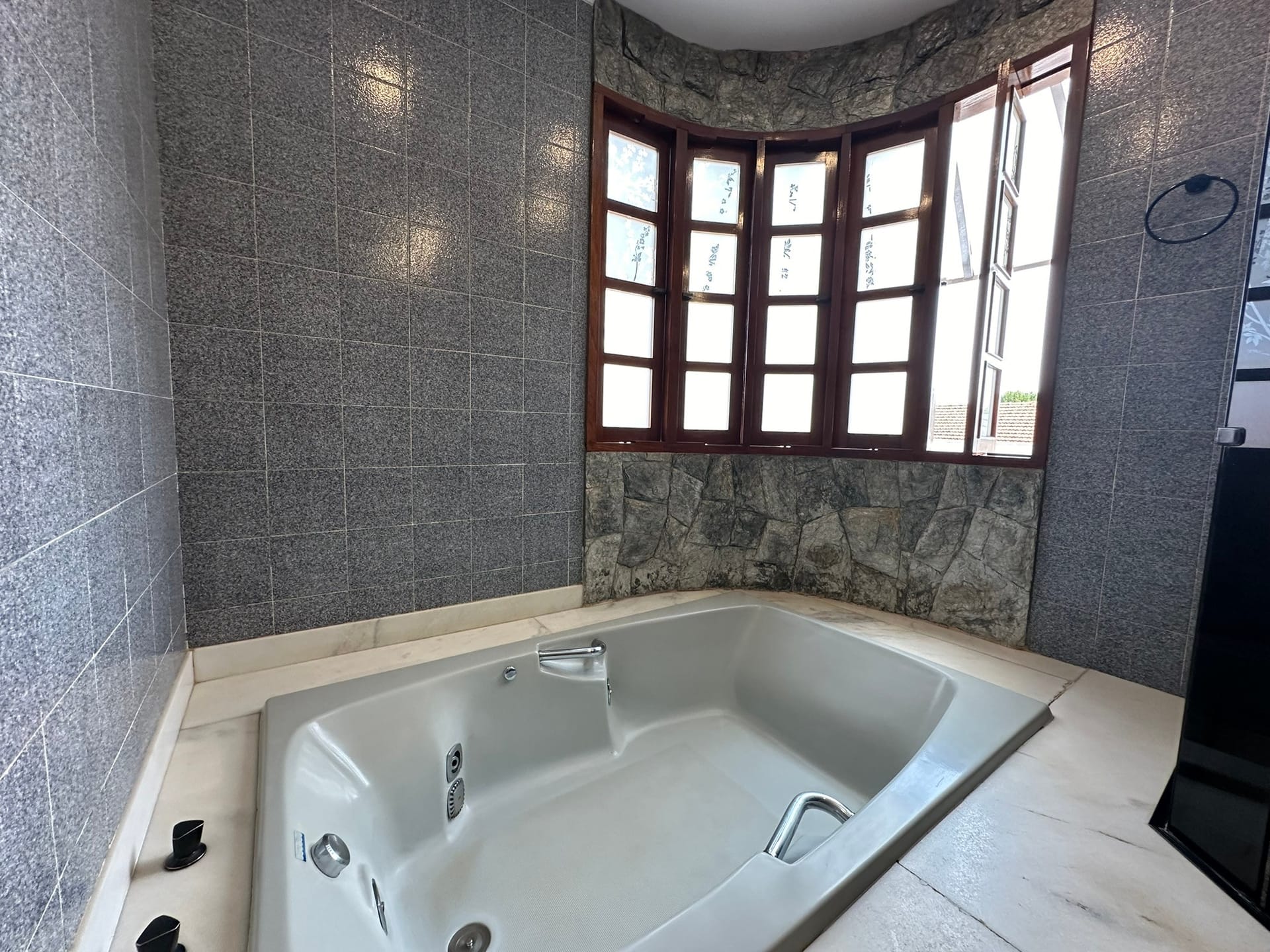 Imagens do imóveis CASA COM 3 SUÍTES E PISCINA À VENDA JARDIM ÁUREA MOGI MIRIM, SP