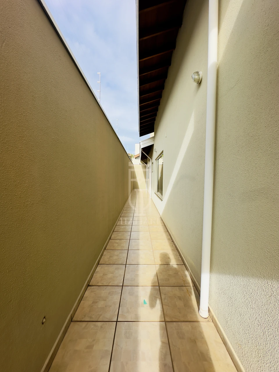 Imagens do imóveis Cassa Térrea espaçosa com 3 quartos sendo 1 suíte e área de lazer.