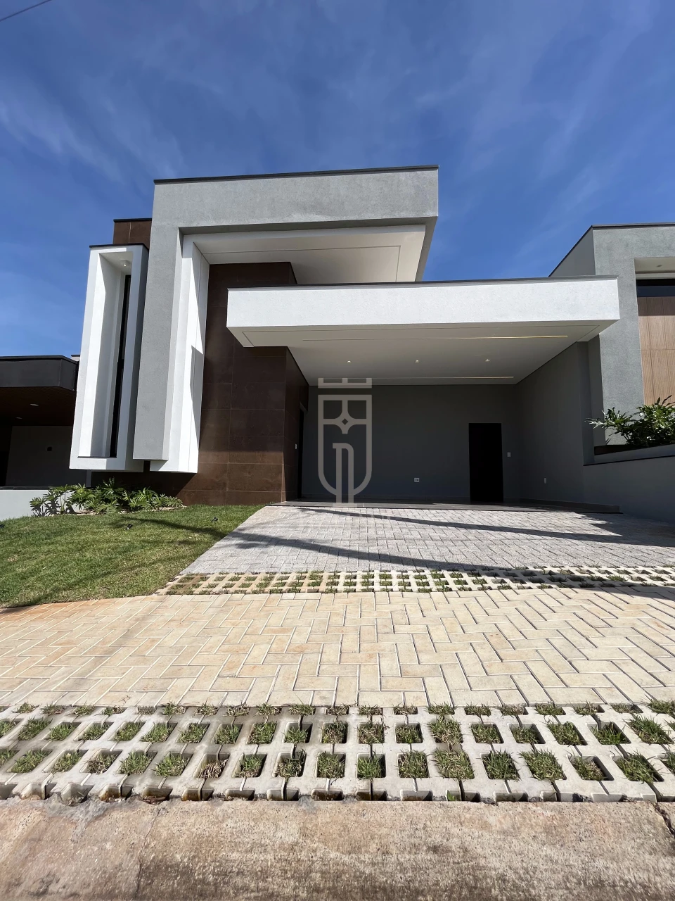 Imagens do imóveis Casa Térrea Com Pé Direito Alto E Piscina Alto Padrão