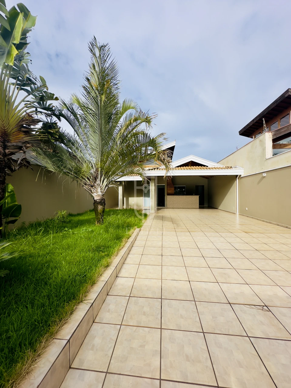 Imagens do imóveis Cassa Térrea espaçosa com 3 quartos sendo 1 suíte e área de lazer.