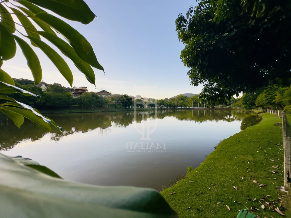 Imagens do imóveis Casa De Alto Padrão Com 4 Suítes E Piscina Em Condomínio