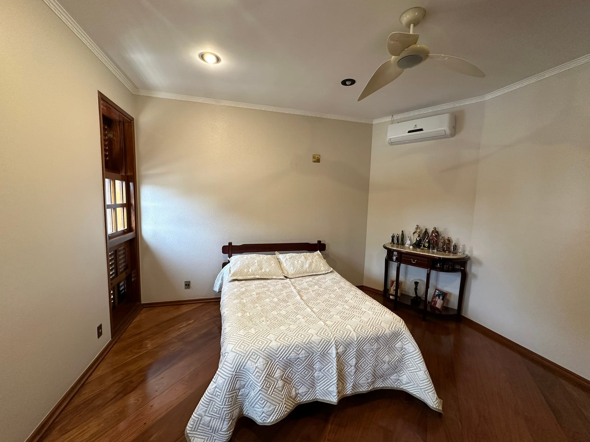 Imagens do imóveis CASA COM 3 SUÍTES E PISCINA À VENDA JARDIM ÁUREA MOGI MIRIM, SP