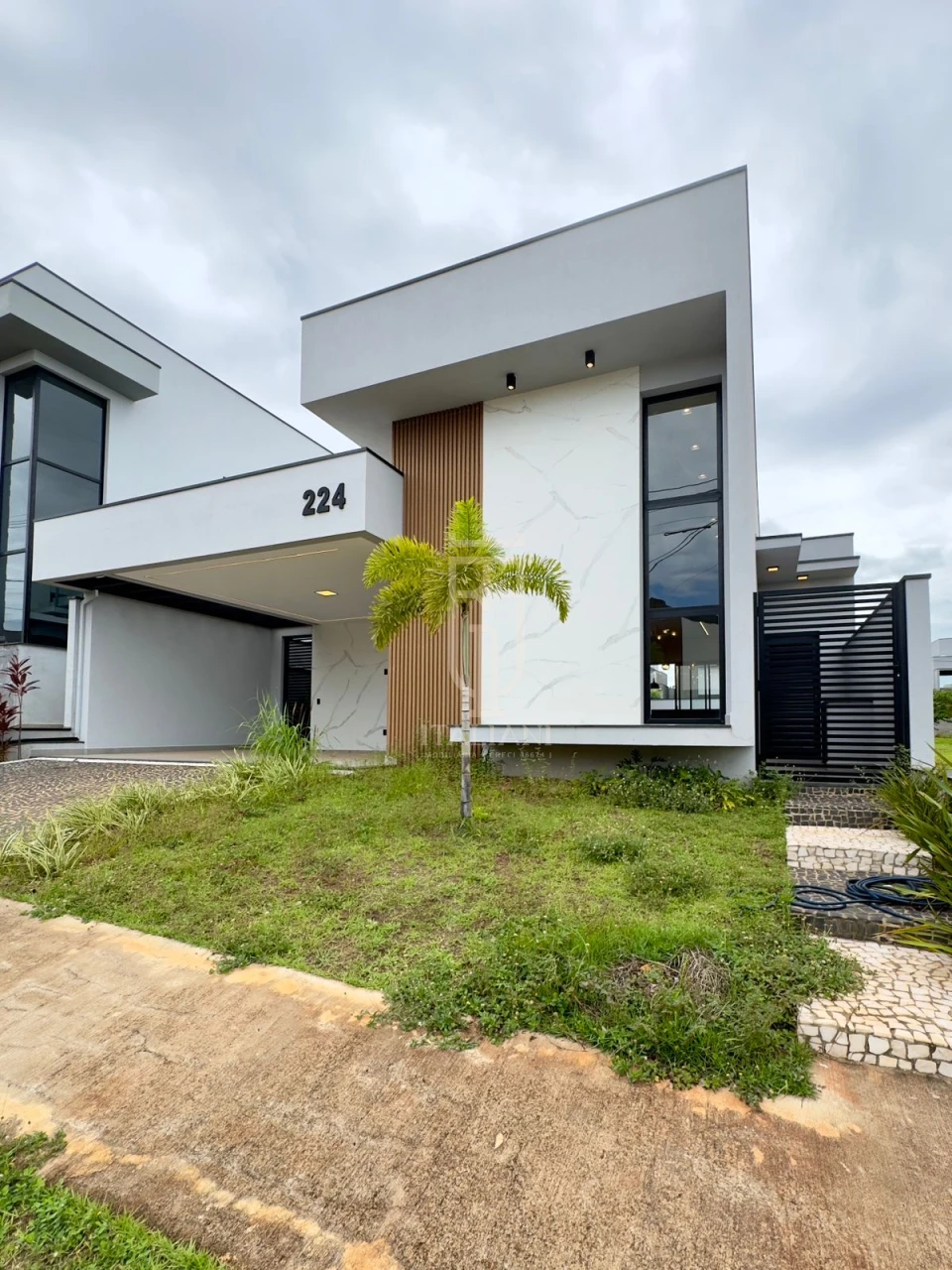 Imagens do imóveis Casa Térrea Em Condomínio com 3 Suítes E Piscina