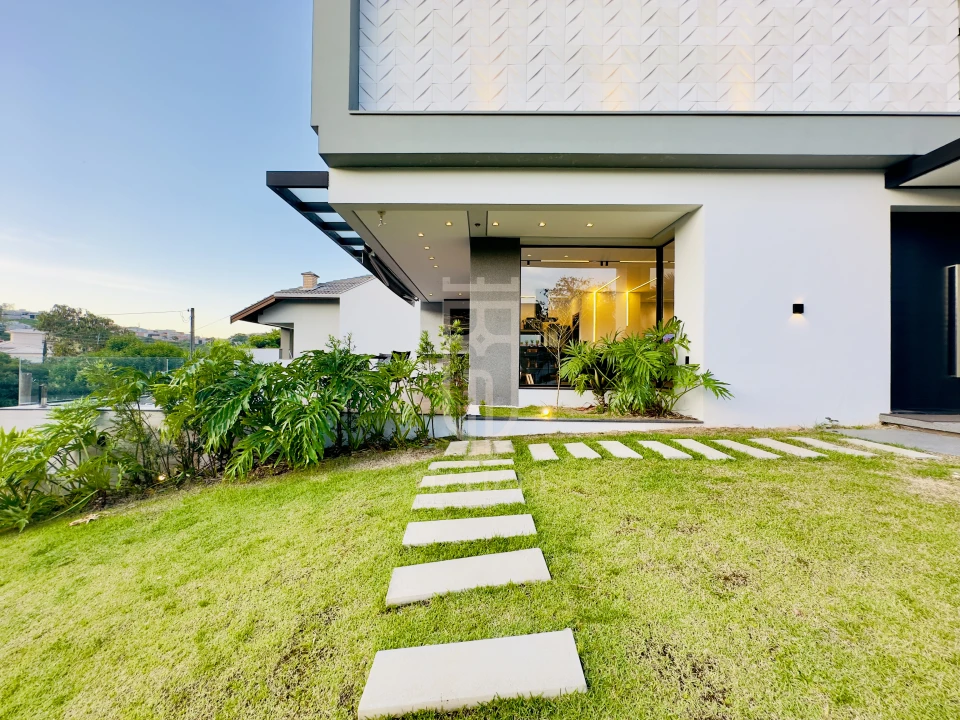 Imagens do imóveis Casa De Alto Padrão Com 4 Suítes E Piscina Em Condomínio