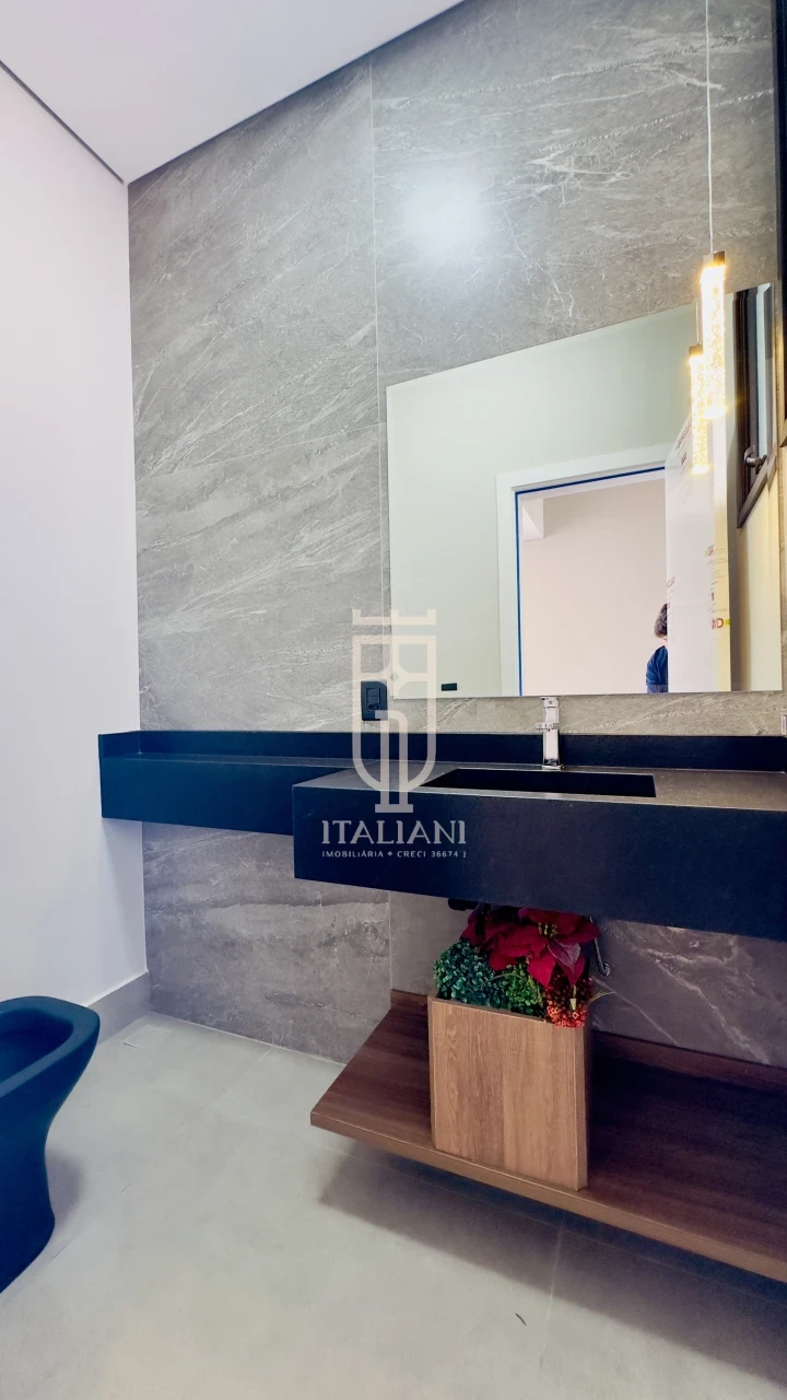 Imagens do imóveis Casa Nova com Três Suítes e Piscina no Condomínio Portal Do Lago à Venda em Mogi Mirim