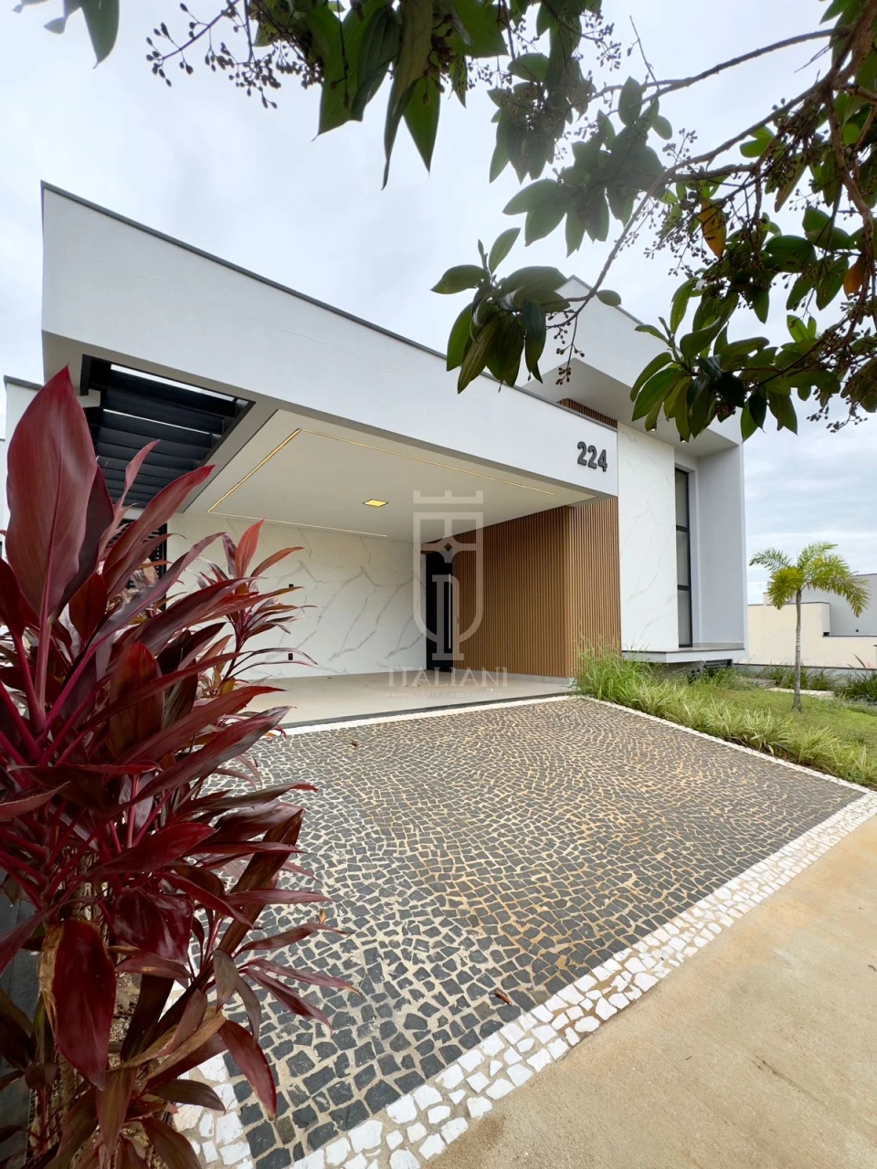 Imagens do imóveis Casa Térrea Em Condomínio com 3 Suítes E Piscina