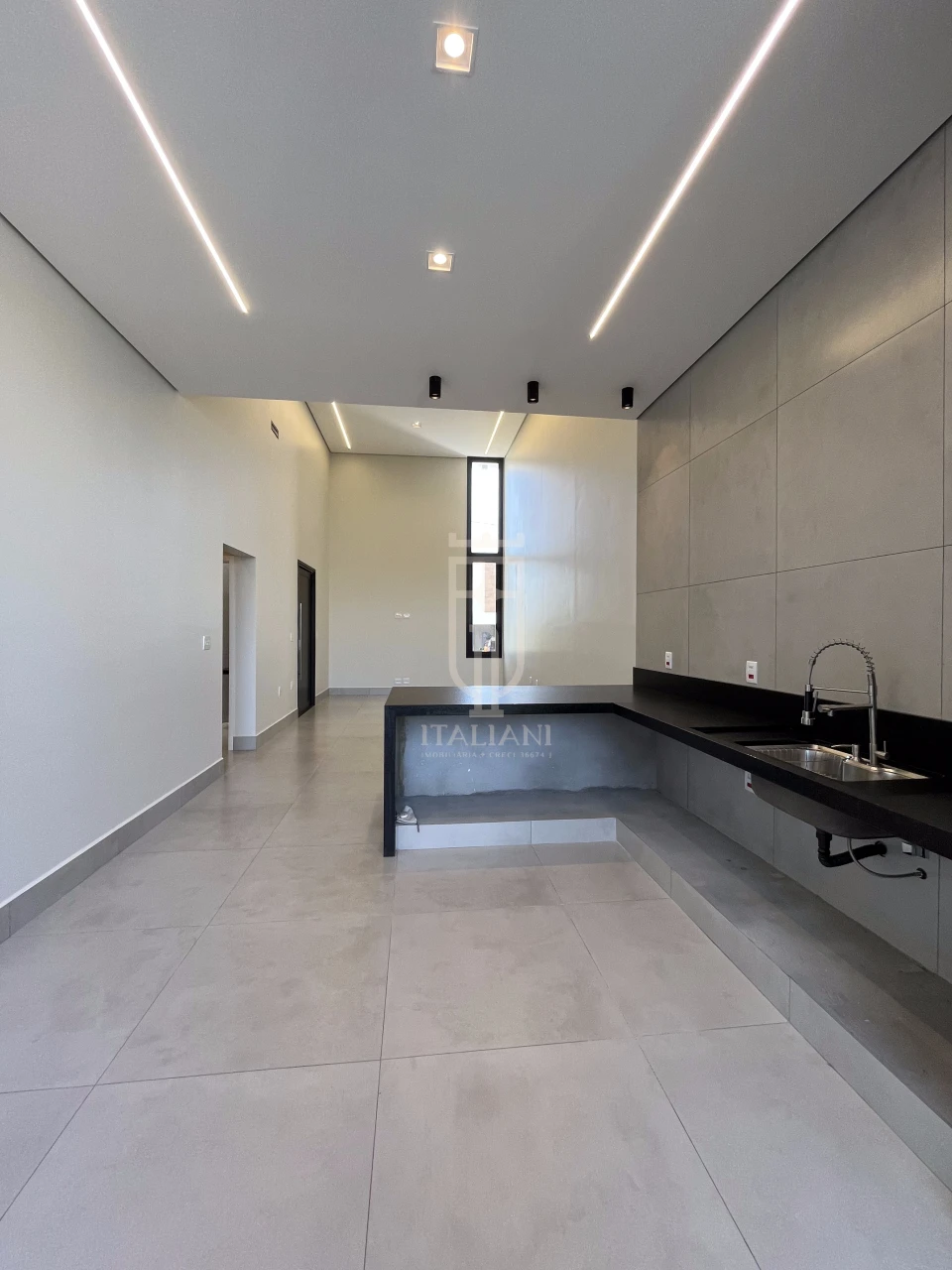 Imagens do imóveis Casa Térrea Com Pé Direito Alto E Piscina Alto Padrão