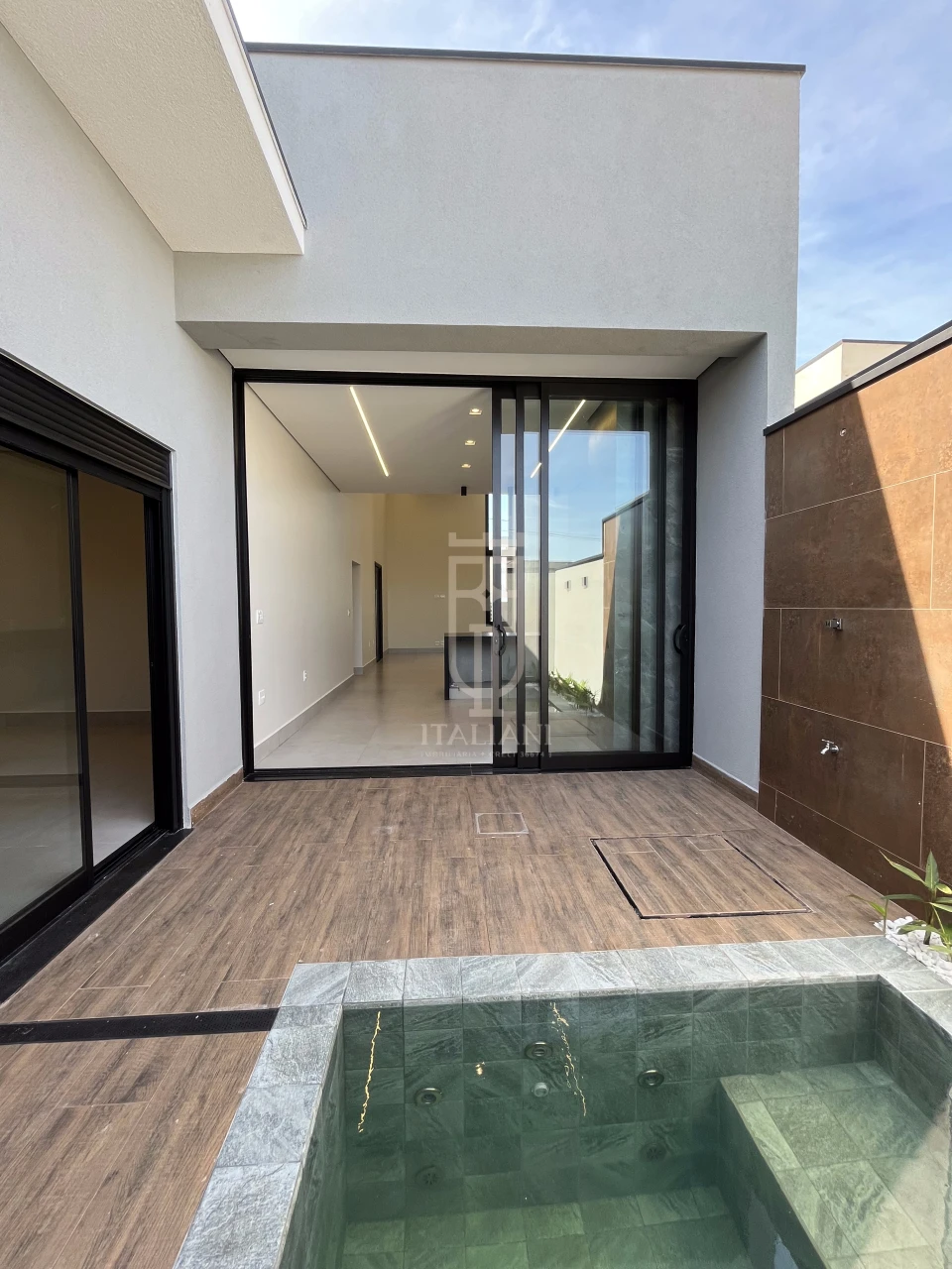 Imagens do imóveis Casa Térrea Com Pé Direito Alto E Piscina Alto Padrão