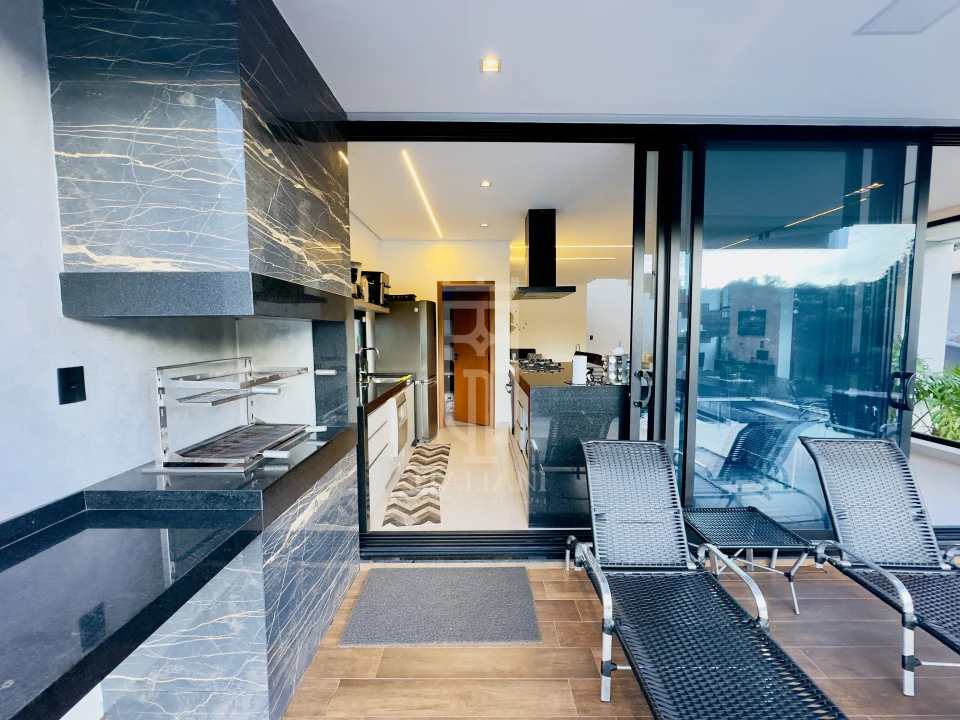 Imagens do imóveis Casa De Alto Padrão Com 4 Suítes E Piscina Em Condomínio