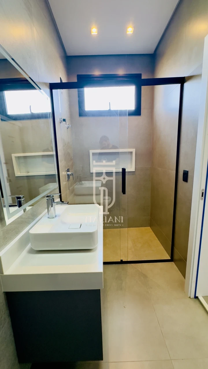 Imagens do imóveis Casa Nova com Três Suítes e Piscina no Condomínio Portal Do Lago à Venda em Mogi Mirim