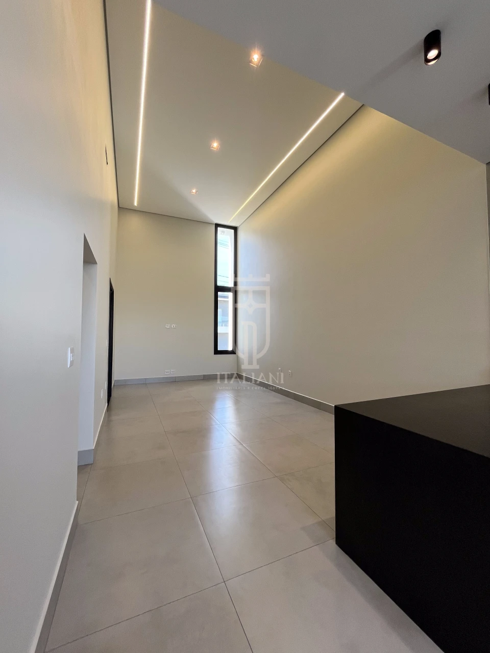 Imagens do imóveis Casa Térrea Com Pé Direito Alto E Piscina Alto Padrão