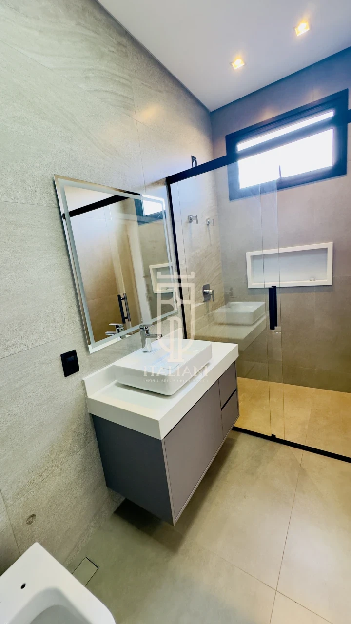 Imagens do imóveis Casa Nova com Três Suítes e Piscina no Condomínio Portal Do Lago à Venda em Mogi Mirim