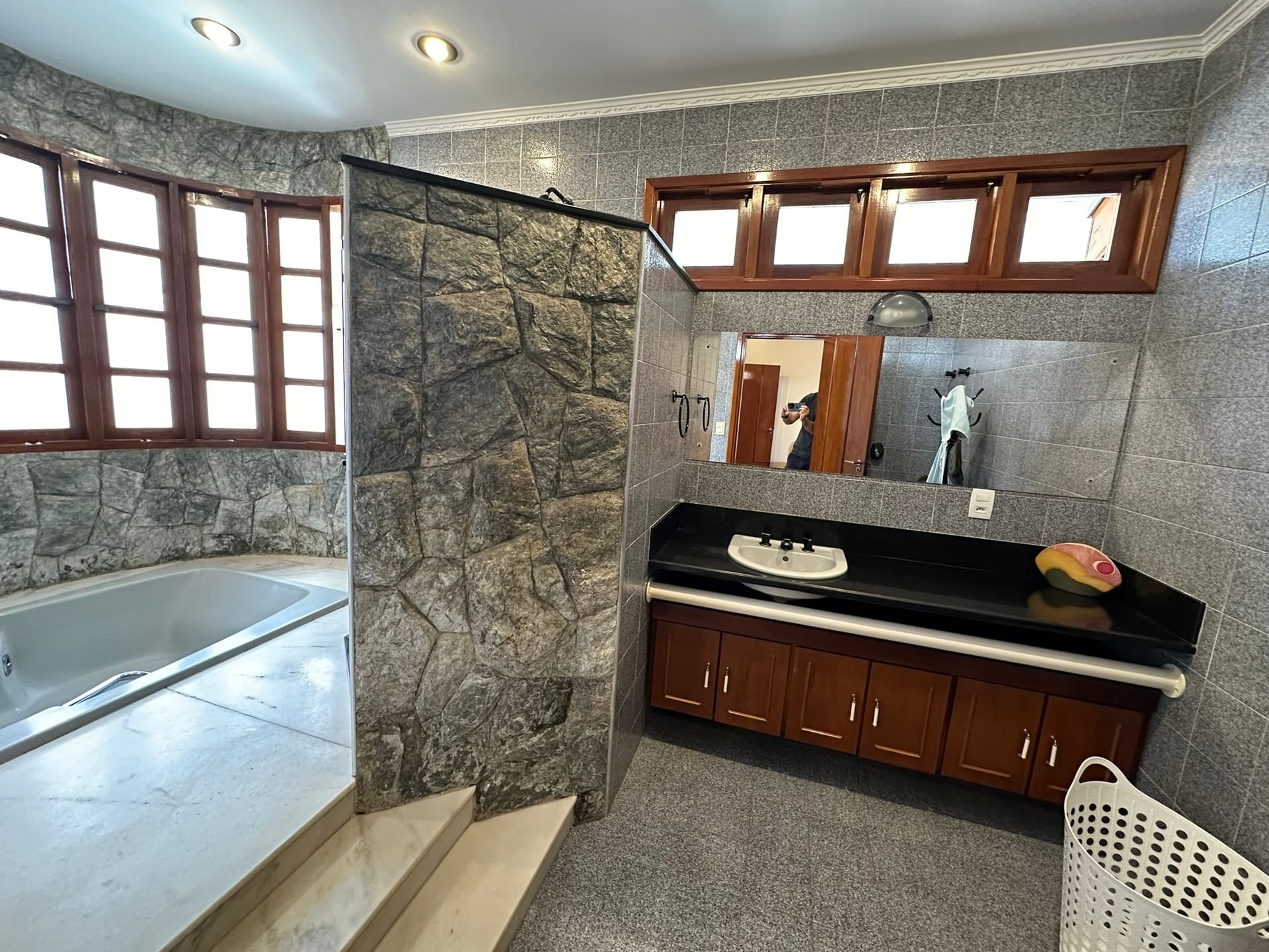 Imagens do imóveis CASA COM 3 SUÍTES E PISCINA À VENDA JARDIM ÁUREA MOGI MIRIM, SP