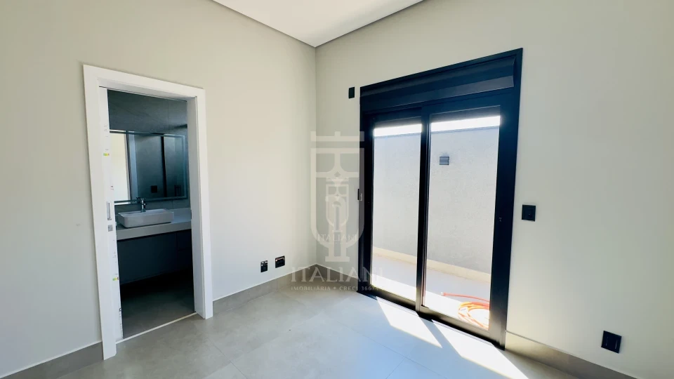 Imagens do imóveis Casa Nova com Três Suítes e Piscina no Condomínio Portal Do Lago à Venda em Mogi Mirim