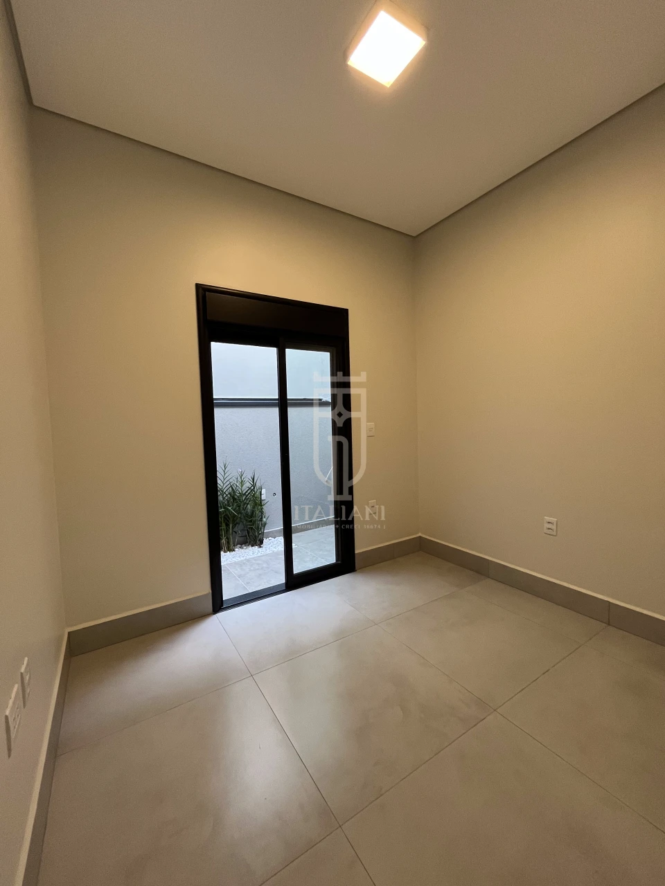 Imagens do imóveis Casa Térrea Com Pé Direito Alto E Piscina Alto Padrão