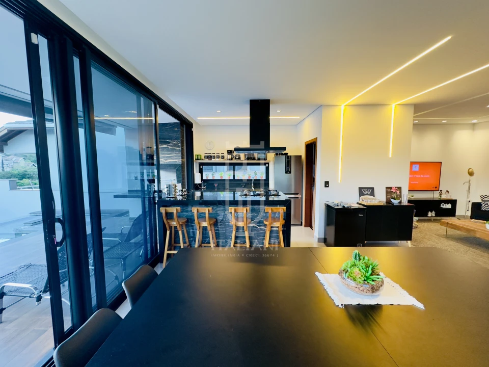 Imagens do imóveis Casa De Alto Padrão Com 4 Suítes E Piscina Em Condomínio