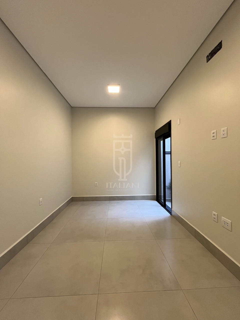 Imagens do imóveis Casa Térrea Com Pé Direito Alto E Piscina Alto Padrão