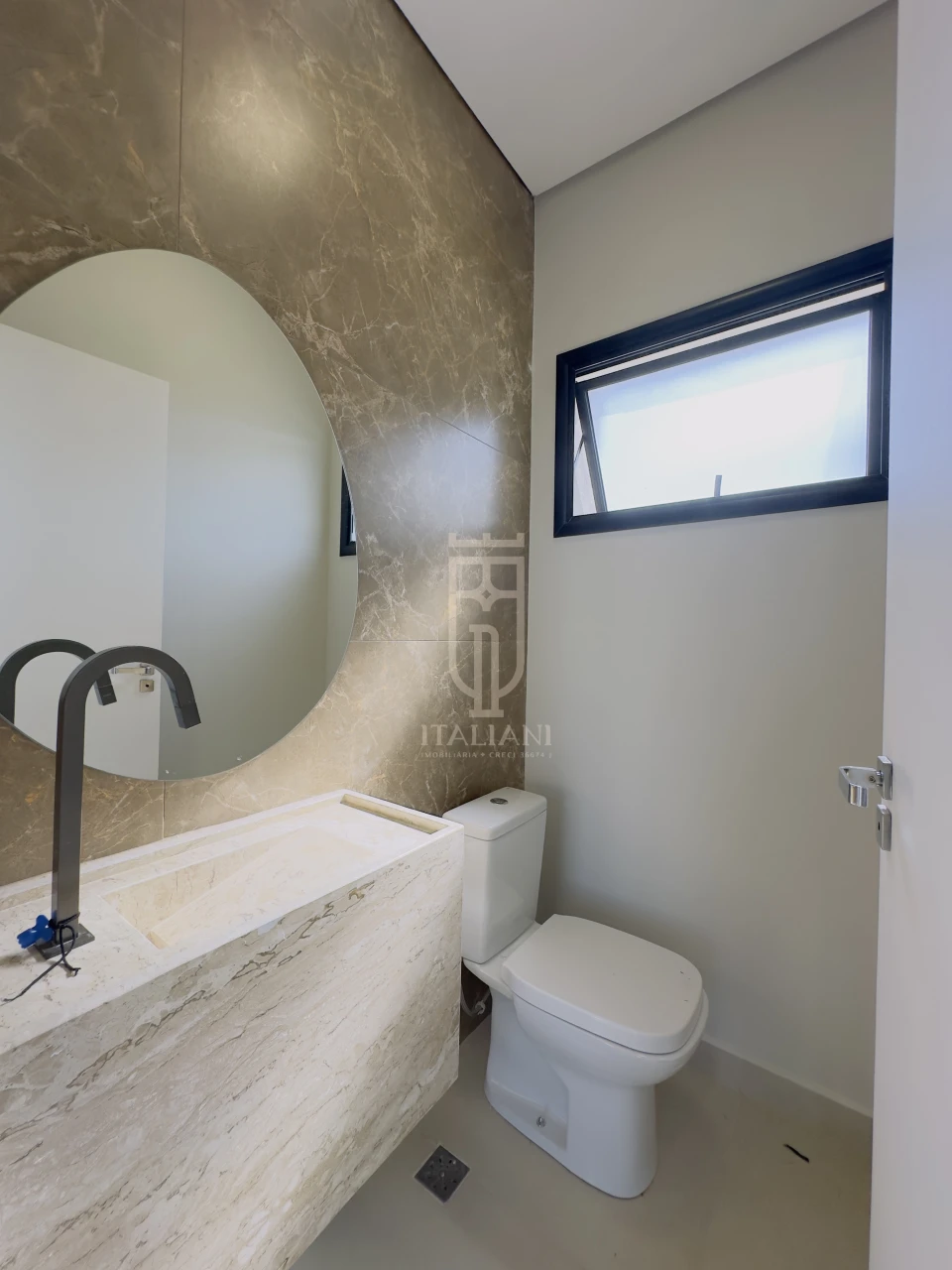 Imagens do imóveis Casa Com 3 Suítes E Area De Lazer Com Piscina No Morro Vermelho 2