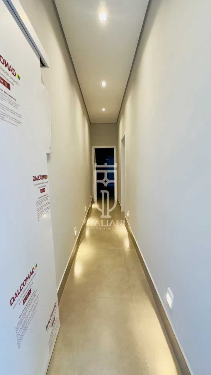 Imagens do imóveis Casa Nova com Três Suítes e Piscina no Condomínio Portal Do Lago à Venda em Mogi Mirim