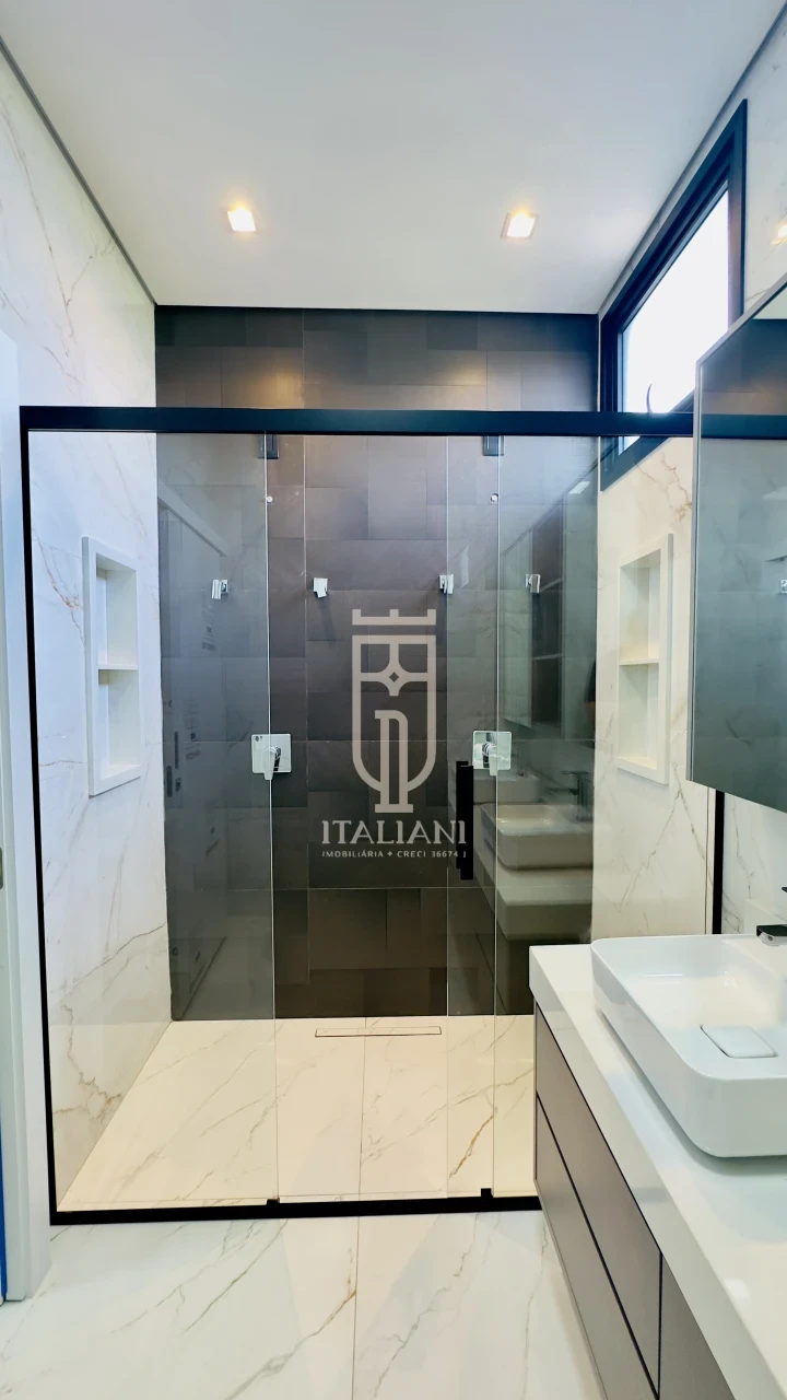 Imagens do imóveis Casa Nova com Três Suítes e Piscina no Condomínio Portal Do Lago à Venda em Mogi Mirim