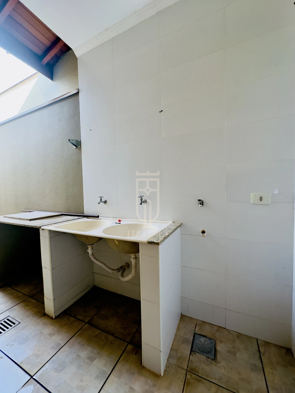 Imagens do imóveis Cassa Térrea espaçosa com 3 quartos sendo 1 suíte e área de lazer.