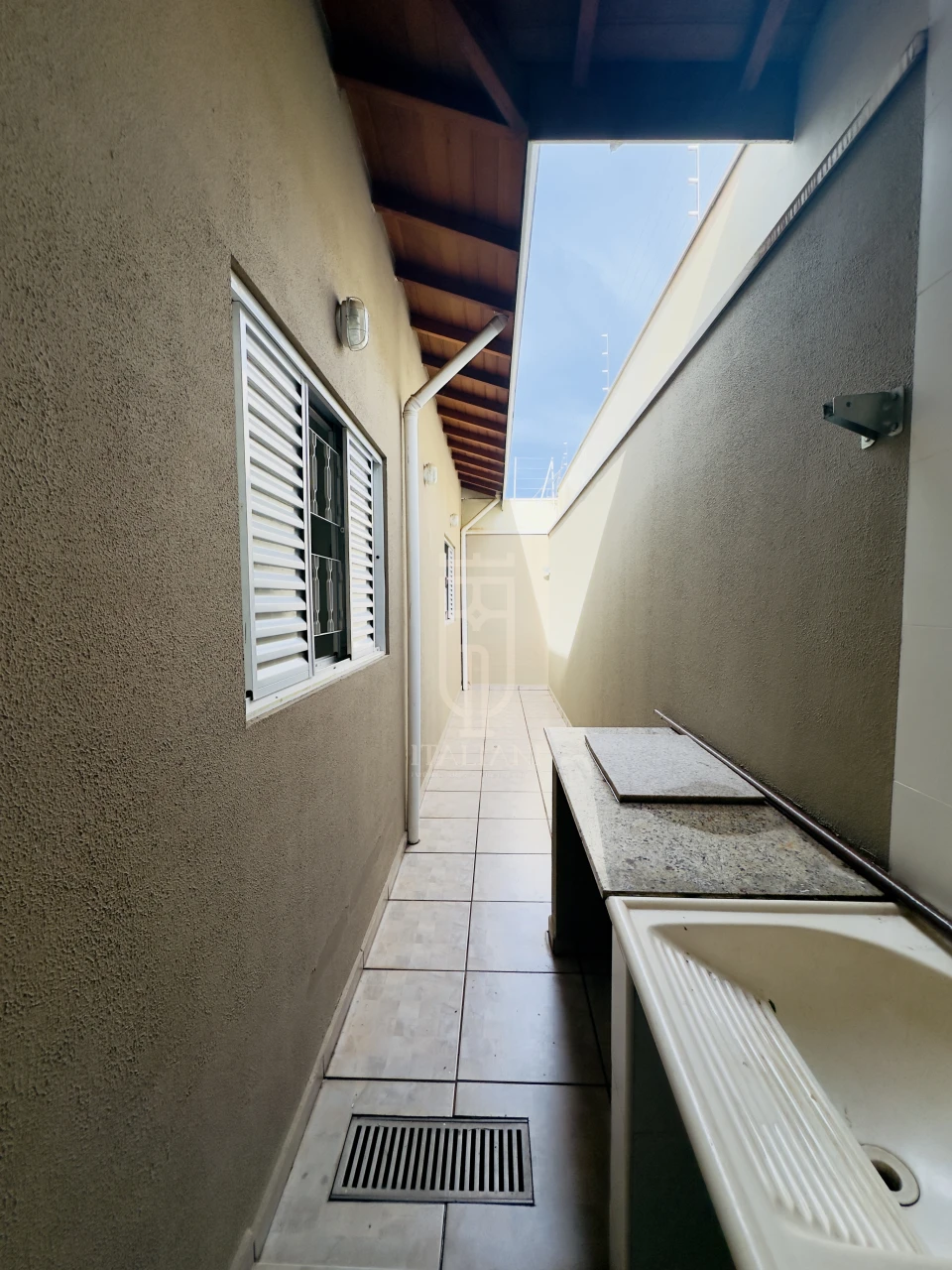 Imagens do imóveis Cassa Térrea espaçosa com 3 quartos sendo 1 suíte e área de lazer.