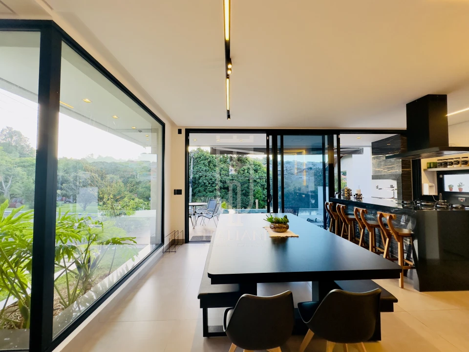 Imagens do imóveis Casa De Alto Padrão Com 4 Suítes E Piscina Em Condomínio