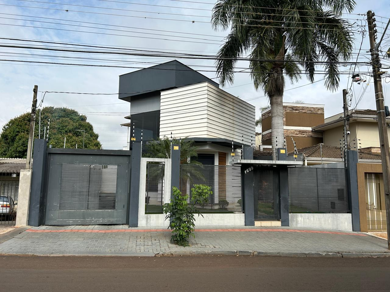 Lindo Sobrado c/ Piscina - Centro c/ 594m² de Terreno