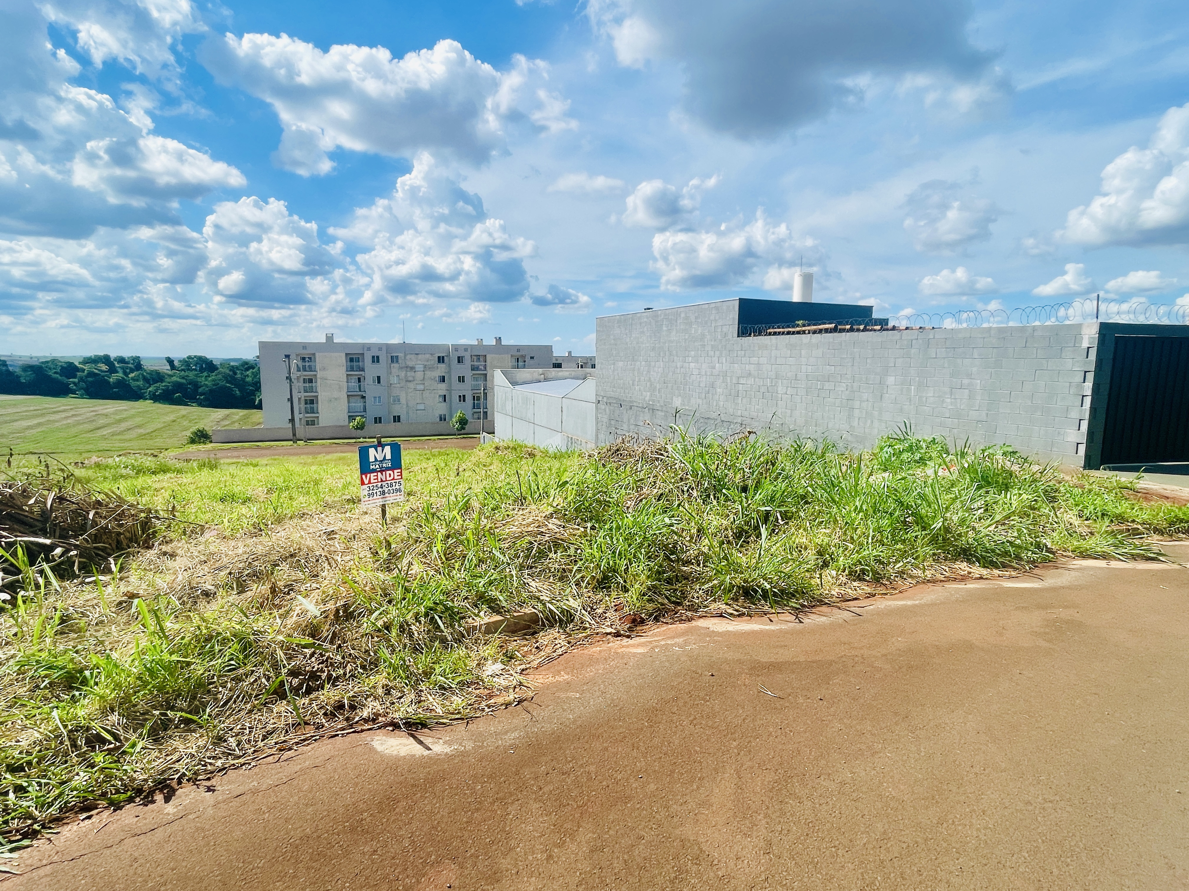 TERRENO NO RESIDENCIAL ALTO DO CAFÉ