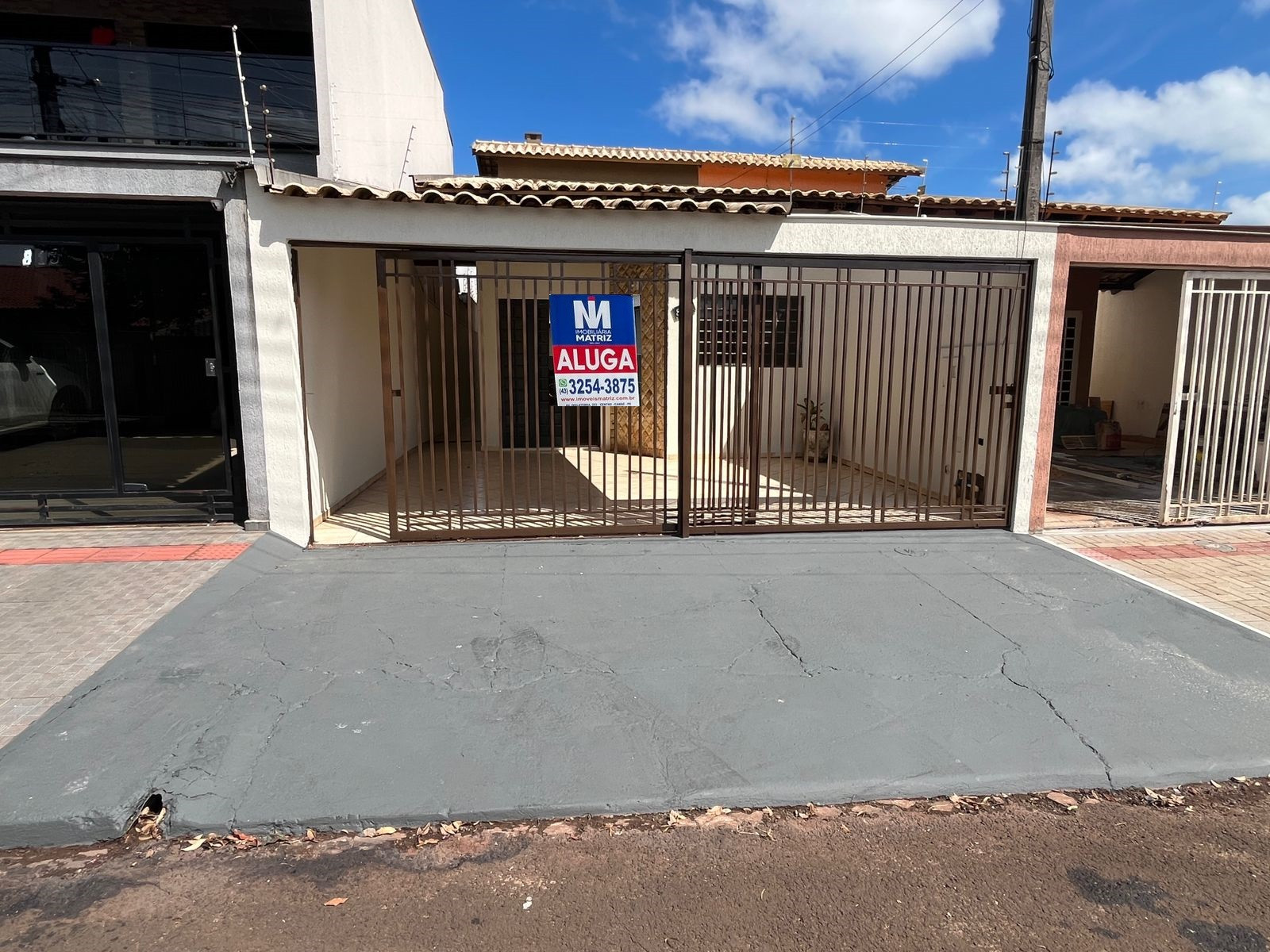 Casa Assobradada - 2 Quartos / Churrasqueira