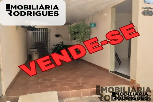 VENDE-SE CASA EM EXCELENTE LOCALIZAÇÃO