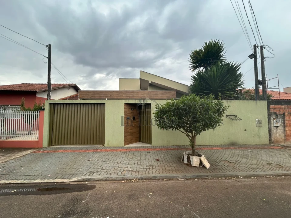 Linda casa com 3 dormitórios sendo um com suíte master