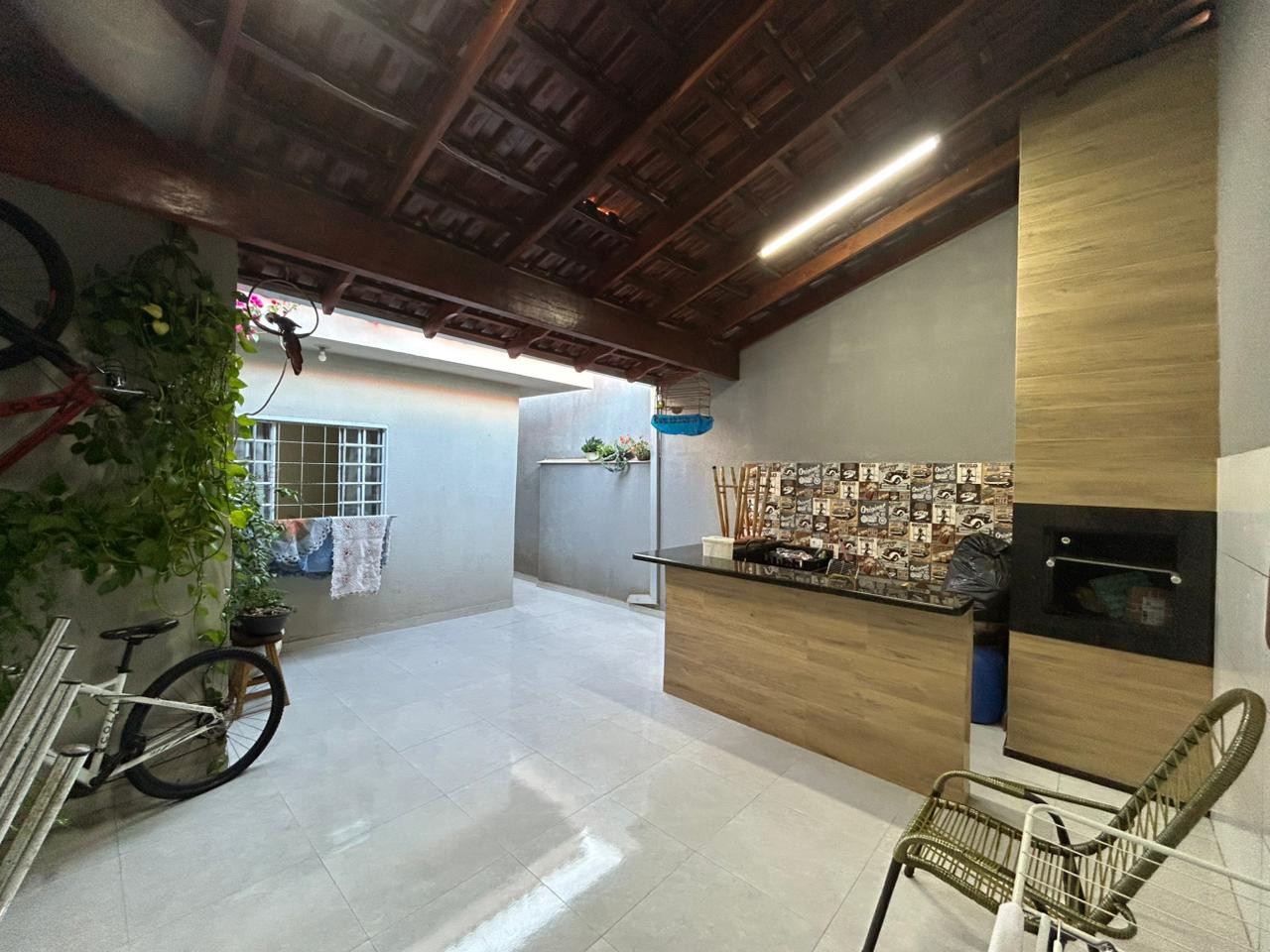 Excelente Casa SOZINHA no quintal sendo 3 Dormitórios um suíte e com área de churrasqueira no fundo
