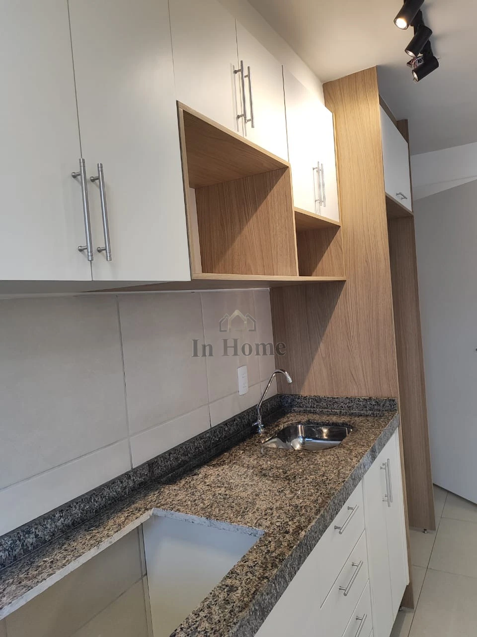 Apartamento térreo com 03 dormitórios, cozinha planejada, e churrasqueira no Condomínio Vittace Reserva