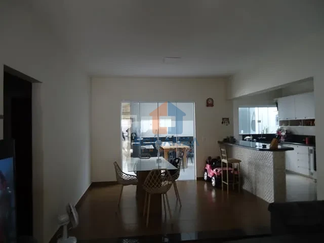 Imagens do imóveis Casa à venda na R. Sebastião Bonalume, 180