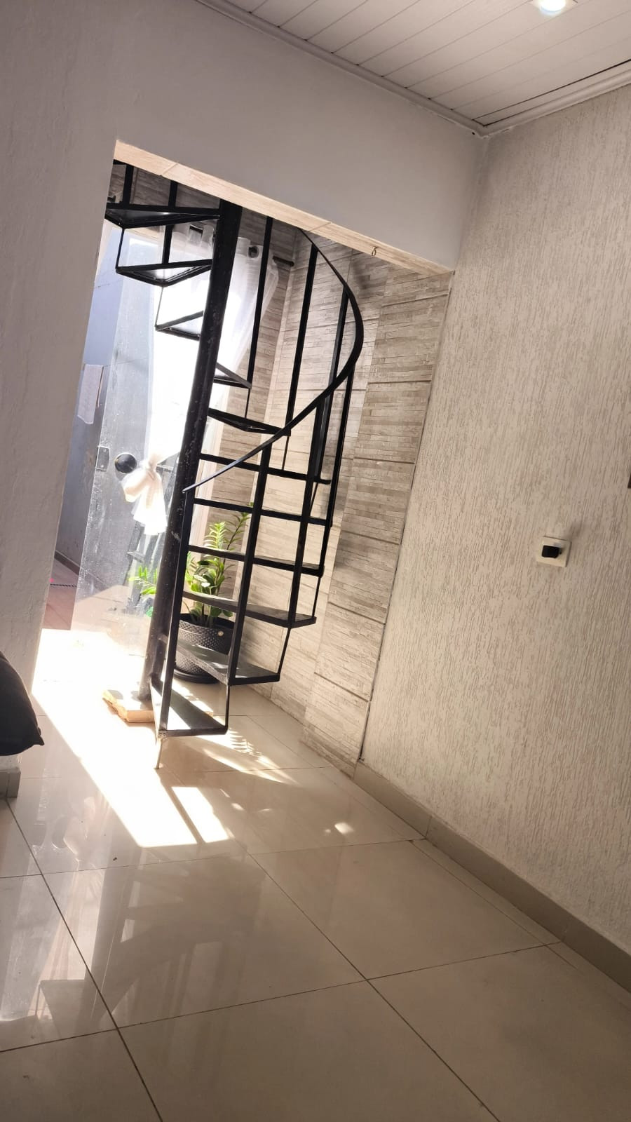 SOBRADO COM ÁREA DE LAZER NO PISO SUPERIOR