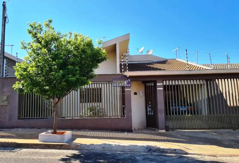 Casa à venda 2 Quartos, 1 Suite, 1 Vaga, 275M², Arapongas - PR