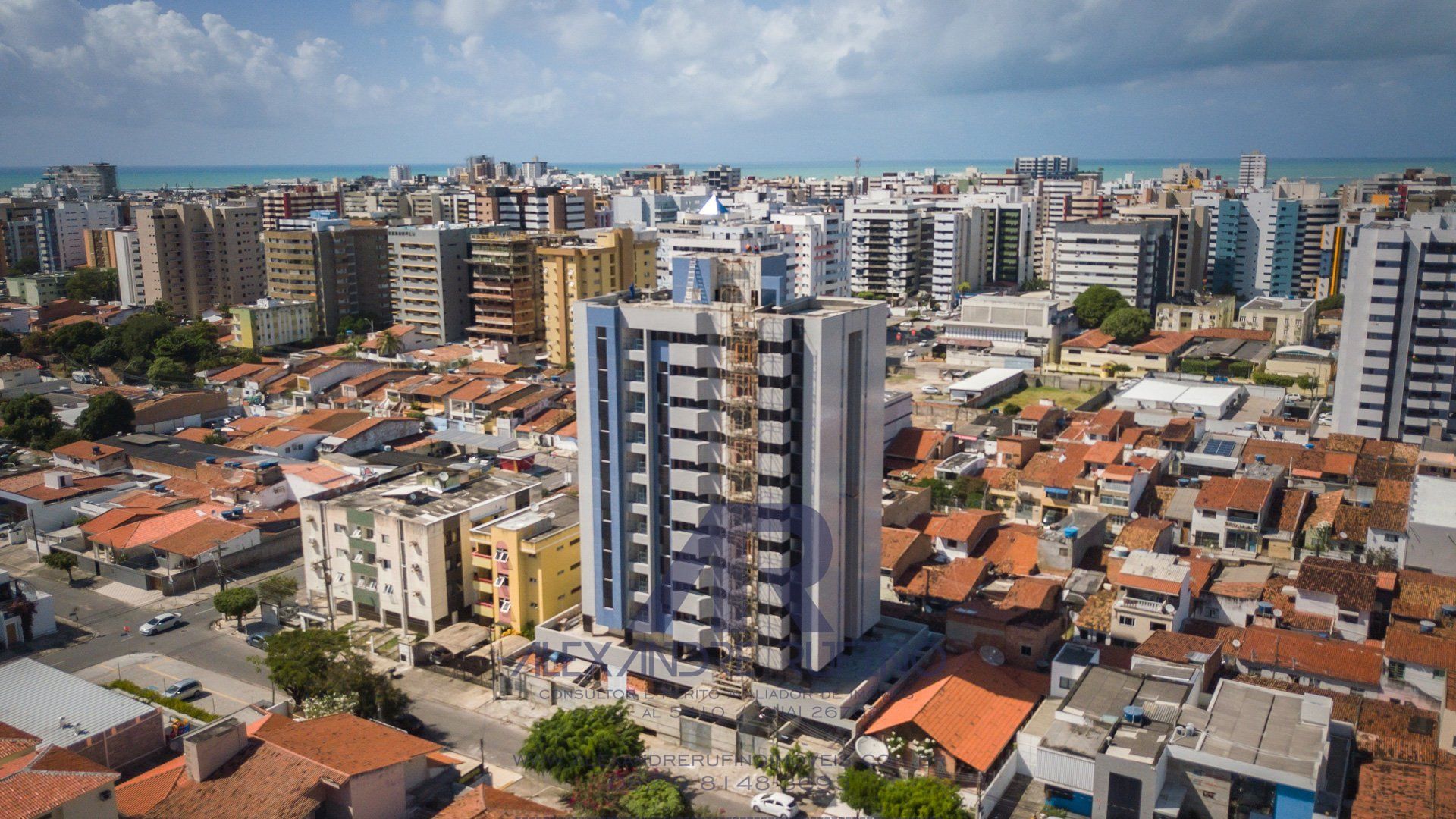 Imagens do imóveis Edifício Embaixador II, O 2/4 em Elevado Padrão e Varanda no Tamanho Ideal Próximo a Praia e Entre Ponta Verde e a Jatiuca